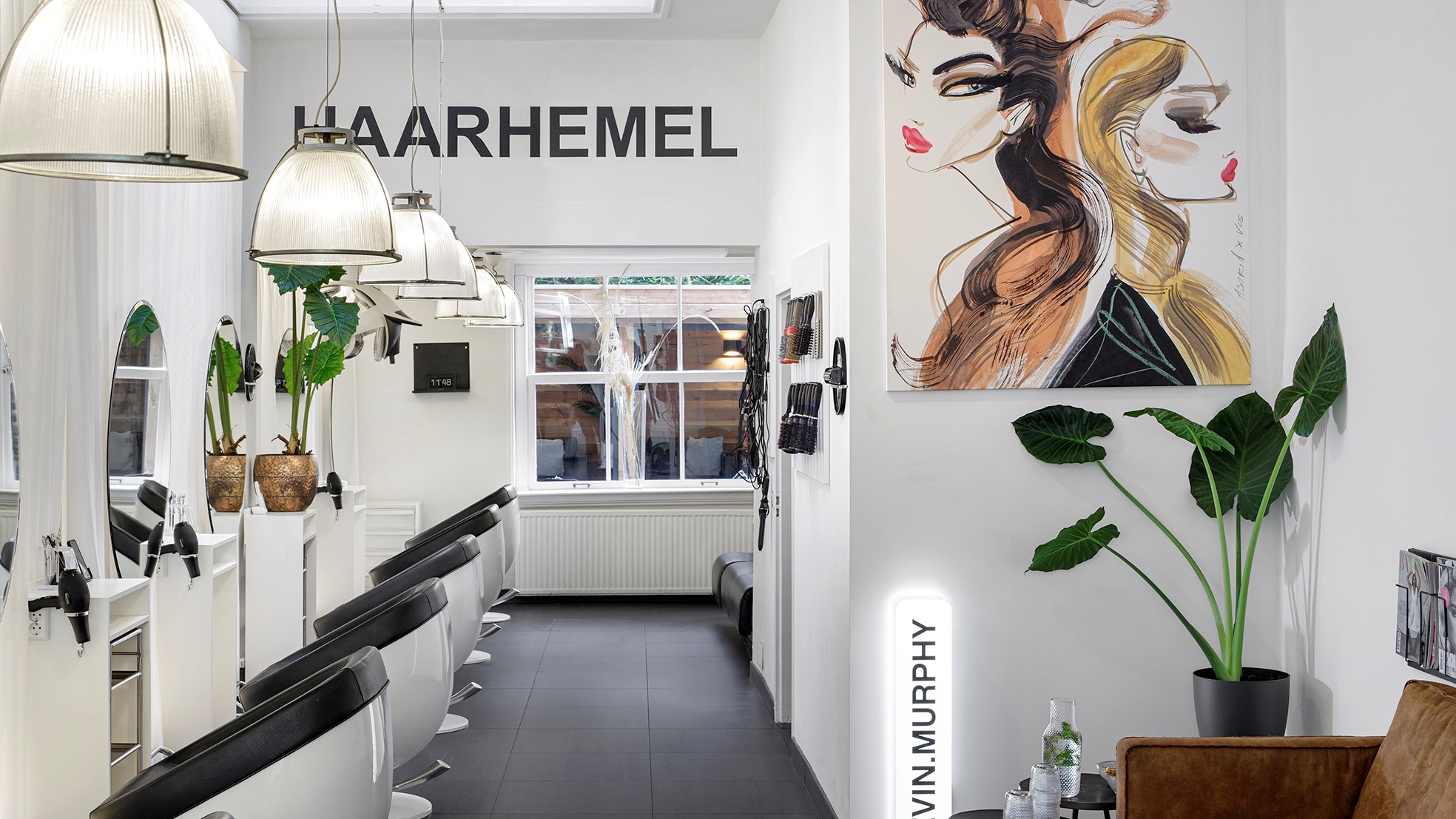 Het lichte interieur van kapsalon Haarhemel in Amsterdam
